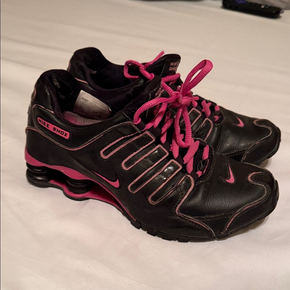 Nike Women's Black and Pink Athletic Shoes